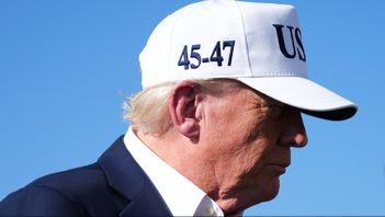 President Donald Trump på väg ombord på sitt presidentflyg på söndagen. Foto: Jacquelyn Martin/AP/TT