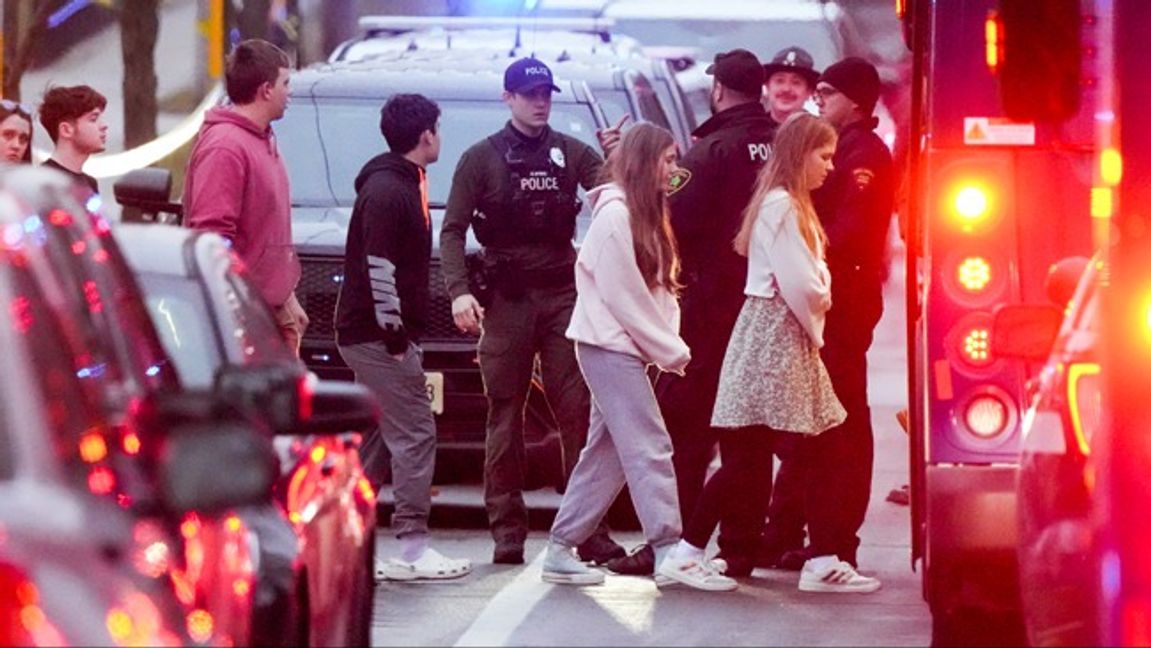 Elever leds från ett skyddsrum ombord på en buss. Foto: AP