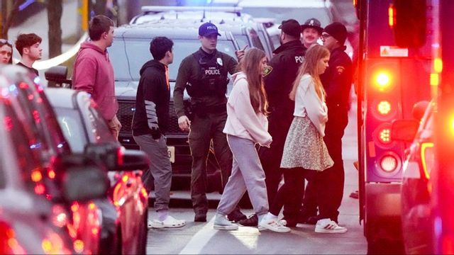 Elever leds från ett skyddsrum ombord på en buss. Foto: AP