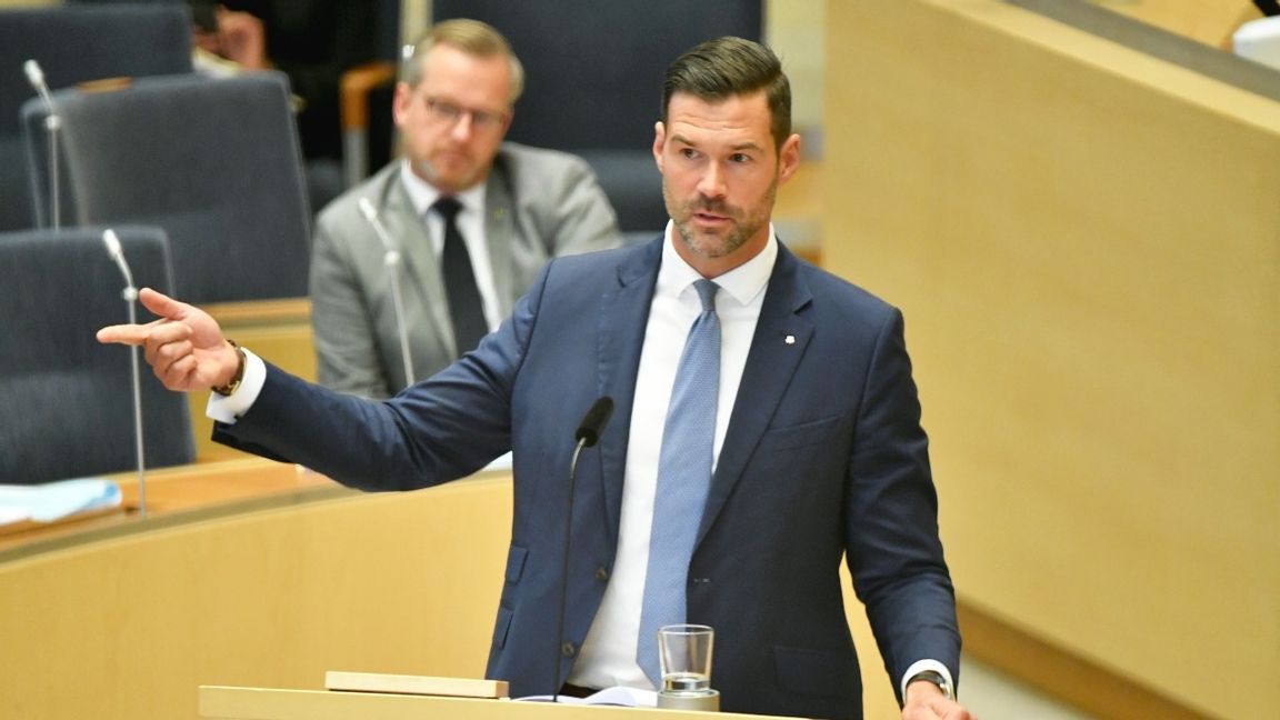 Inrikesminister Mikael Damberg (S) och Moderaternas rättspolitiske talesperson Johan Forssell under en riksdagsdebatt om den organiserade gängkriminaliteten i september 2020. Foto: TT.