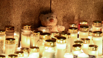 En nalle och tända ljus till minne av den 25-åriga kvinnan som försvann i Salems kommun. Hon hittades död några dagar efter jul. Foto: Nils Petter Nilsson/TT