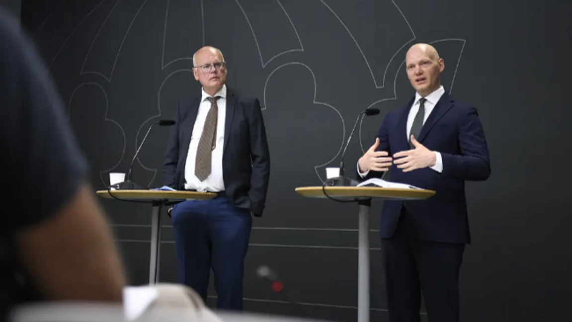 Finansmarknadsministern Niklas Wykman (M) håller pressträff tillsammans med utredare Mats Dillén (tv) i samband med att han tar emot bokstavsutredning om finansiering och riskdelning vid investeringar i nya kärnkraftsreaktorer. Foto: Oscar Olsson / TT