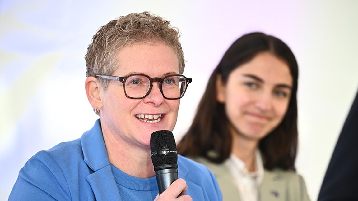 Karin Wanngård (S). I bakgrunden: Klimat- och miljöminister Romina Pourmokhtari (L). Foto: Claudio Bresciani/TT