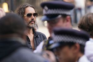 Poliser banade väg för Russell Brand vid Westminster Magistrates’ court i London. Foto: Alberto Pezzali/AP/TT