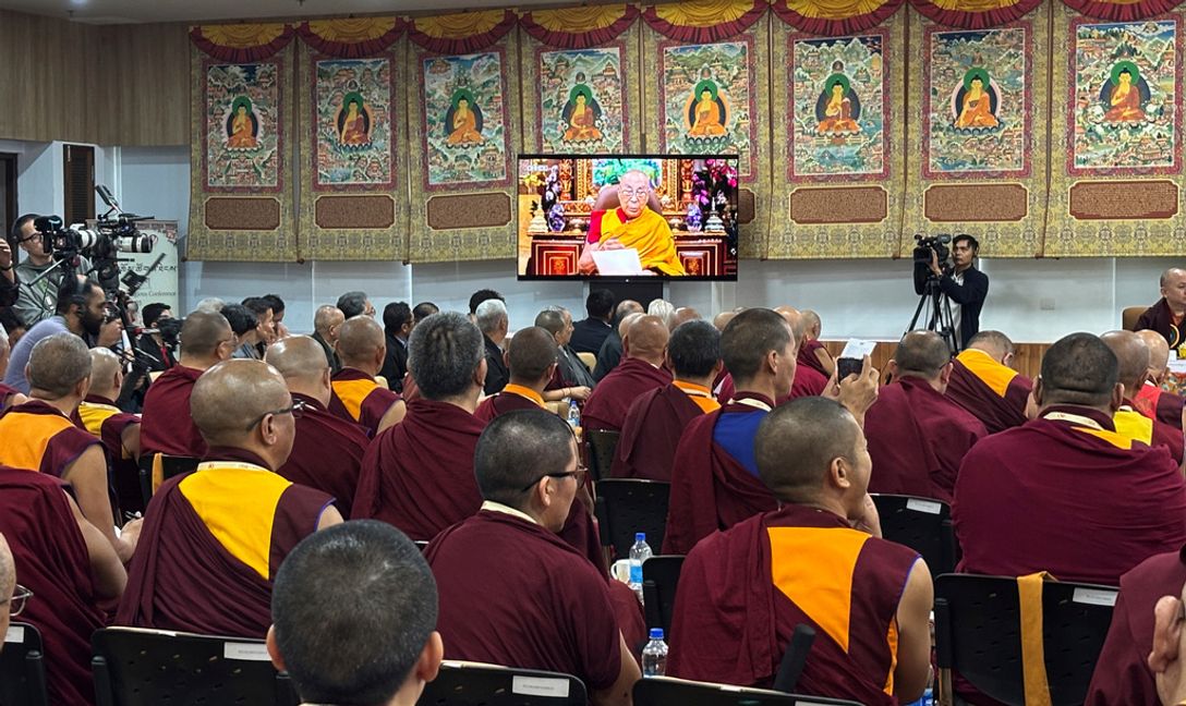 Buddistmunkar ser en inspelad video av den andlige ledaren Dalai lama i Dharamshala, Indien, på onsdagen. Foto: Ashwini Bhatia/AP/TT