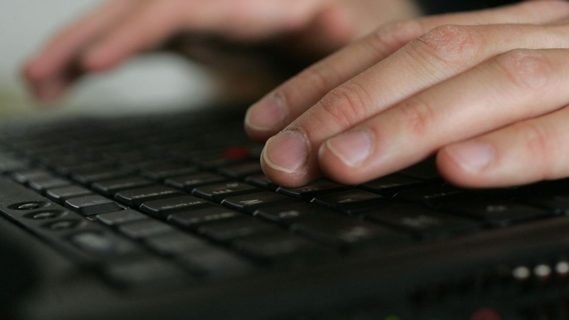 Brittisk utredning föreslår nu hårdare regler för att skydda unga från skadligt pornografiskt innehåll online. Foto: Fredrik Sandberg/TT