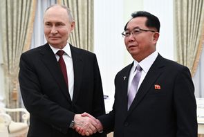 Ryske presidenten Vladimir Putin träffade nordkoreanska Ri Hi Yong, sekreterare för det styrande kommunistpartiets centralkommitté, i Moskva under torsdagen. Foto: Sergei Bobylev/Kremlin Pool Photo via AP/TT