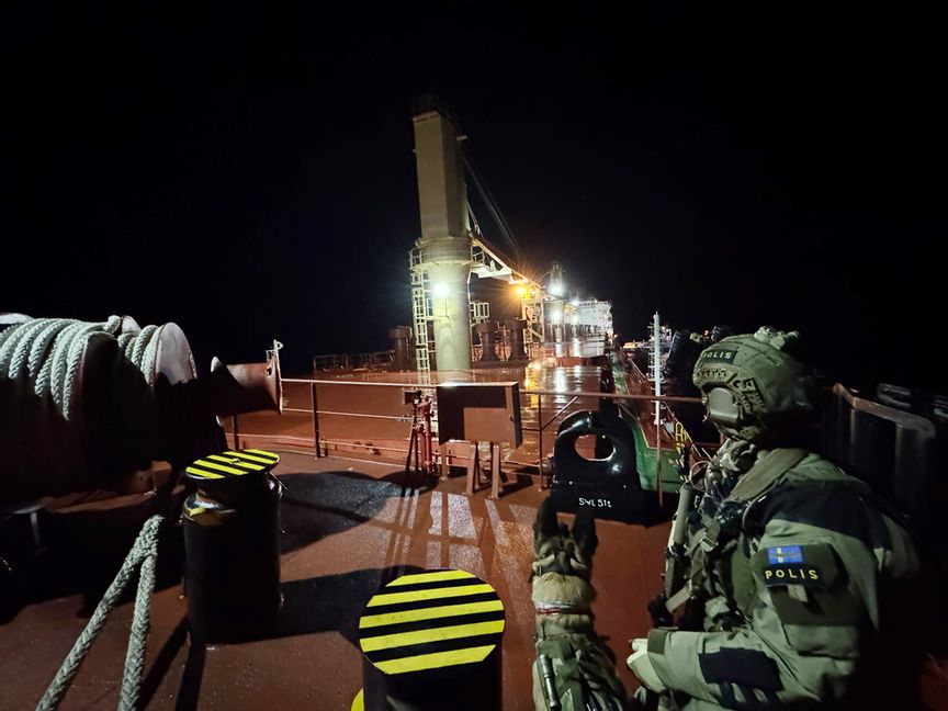 Nationella insatsstyrkan tog sig från helikopter ner till det beslagtagna fartyget Vezhen, som utreds för misstankar om att ha orsakat kabelbrottet. Polisen