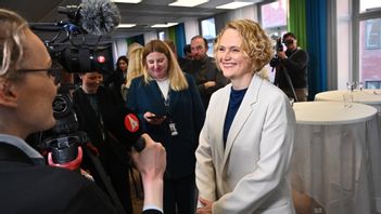 Nomineringen är en dag av glädje, där alla gratulerar den blivande partiledaren. Men kommer hon orka att driva igenom en större förändring? Foto: Claudio Bresciani/TT 