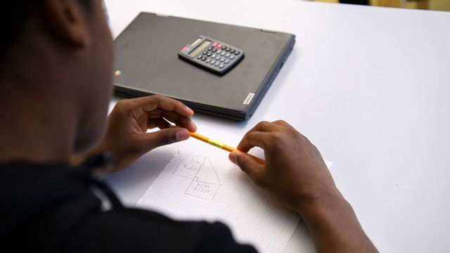Fler niondeklassare i skolor positionerade i utsatta områden når gymnasiebehörighet. Foto: Henrik Montgomery/TT