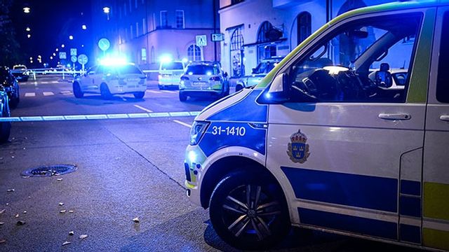 Polisen vid mordplatsen på Vanadisvägen. Foto: Fredrik Sandberg / TT