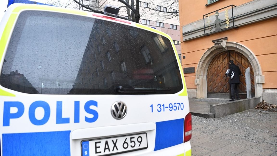 Polisen utanför säkerhetssalen vid Stockholms tingsrätt. Foto: Henrik Montgomery/TT