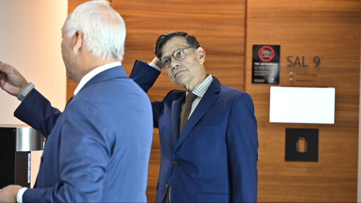 Den förre nationelle säkerhetsrådgivaren Henrik Landerholm står åtalad för vårdslöshet med hemlig uppgift. Till höger advokat Johan Eriksson. Foto: Anders Wiklund/TT