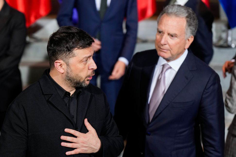 Ukrainas president Volodymyr Zelenskyj och USA:s sändebud Steve Witkoff träffades i Berlin den 15 december. Cornelius Poppe/NTB/TT