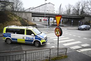 Polisen larmades till Blåsut i södra Stockholm sedan misstänkt farliga föremål hittats på en cykelbana. Christine Olsson/TT