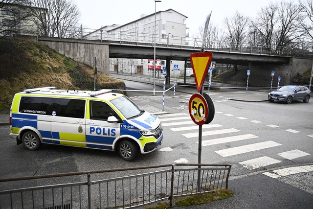Polisen larmades till Blåsut i södra Stockholm sedan misstänkt farliga föremål hittats på en cykelbana. Christine Olsson/TT