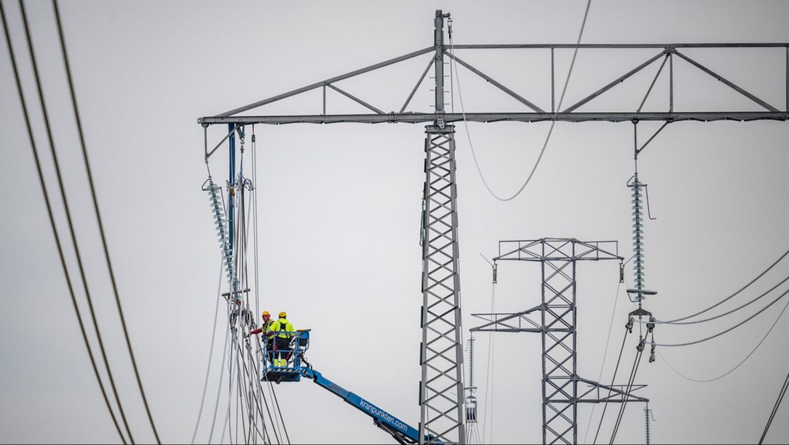 Montörer drar nya ledningar, men det är fortfarande trångt i näten. Foto: Johan Nilsson/TT