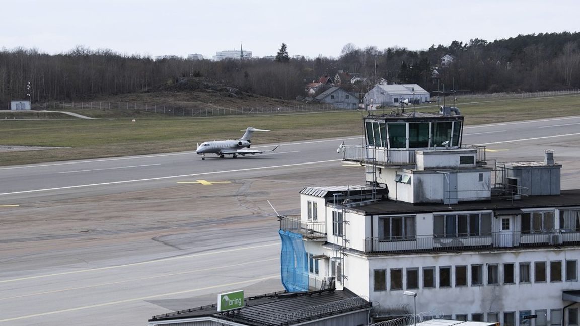 Regeringen vill stänga Bromma flygplats och bygga bostäder. En utredning har försökt ta reda på hur det kan ske och vad som behövs på Arlanda för att ta emot trafiken där istället. Arkivbild. Foto: Fredrik Sandberg/TT