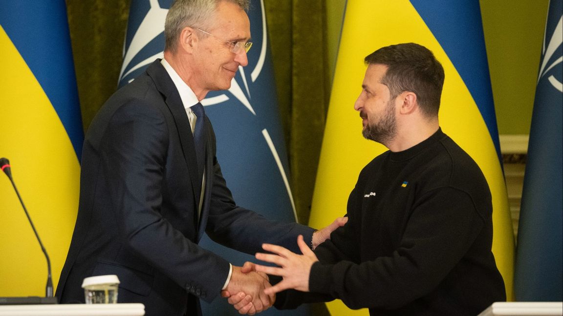 Natos generalsekreterare Jens Stoltenberg och Ukrainas president Volodymyr Zelenskyj i Kiev. Foto: Efrem Lukatsky/AP/TT