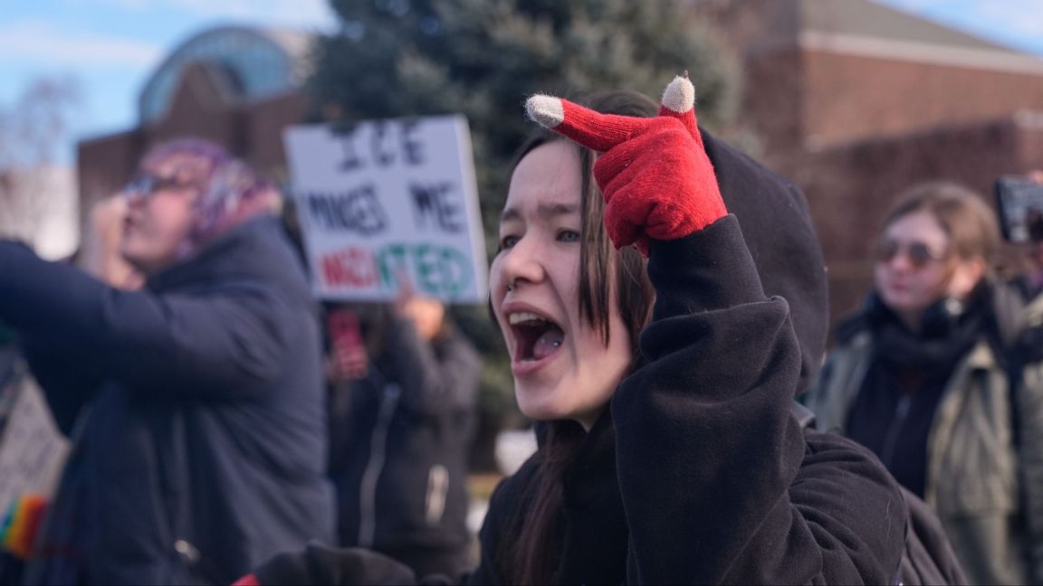 Bild på demonstranter mot ICE i Minneapolis från söndagen. Foto: Jen Golbeck/AP/TT