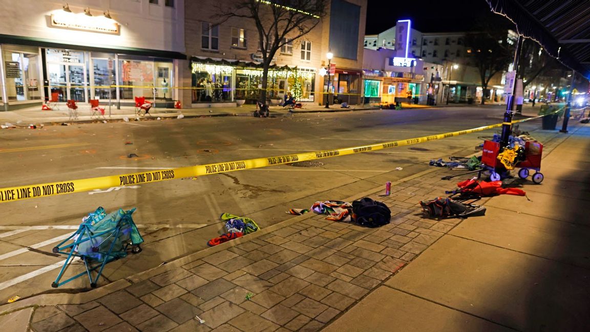 Polisen spärrade av platsen på Main Street i Waukesha där stadsjeepen körde på och över ett stort antal människor på söndagen. Foto: Jeffrey Phelps/AP