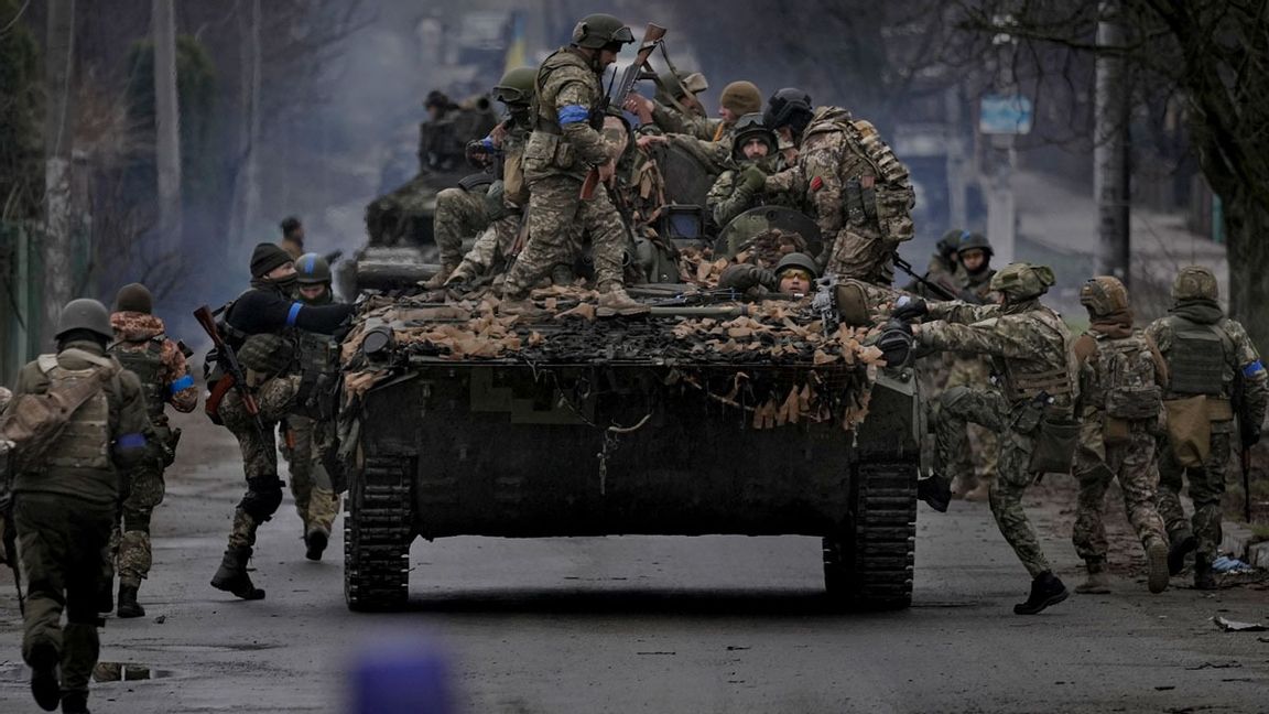 Ukrainska soldater tar sig fram i ett pansarfordon utanför Kiev. Foto: Vadim Ghirda/AP/TT