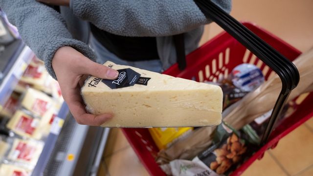 Matpriserna stiger snabbt. Mejeriprodukter är bland de varor som har stigit mest i pris. Foto: Fredrik Sandberg/TT