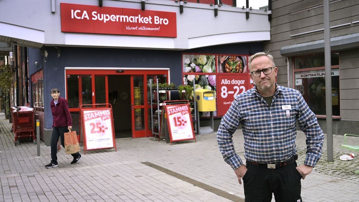 ICA-handlaren i Bro blev känd för hur han rånades, hotades och trakasserades av unga kriminella. Nu vill Vänsterpartiet att det ska bli möjligt att spärra in handlare om de fuskar med redovisningen av inköpspriser. Foto: Janerik Henriksson/TT