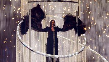 Yuvals klänning sägs vara inspirerad av Batman. Superhjälten Batman var en favorit för barnen Bibas som kidnappades och plågades ihjäl av Hamas. Foto: Terje Bendiksby/AP/TT