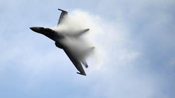 Ett plan av typen Suchoj Su-35 demonstreras vid en uppvisning. Foto: Francois Mori/AP/TT (Arkivbild)