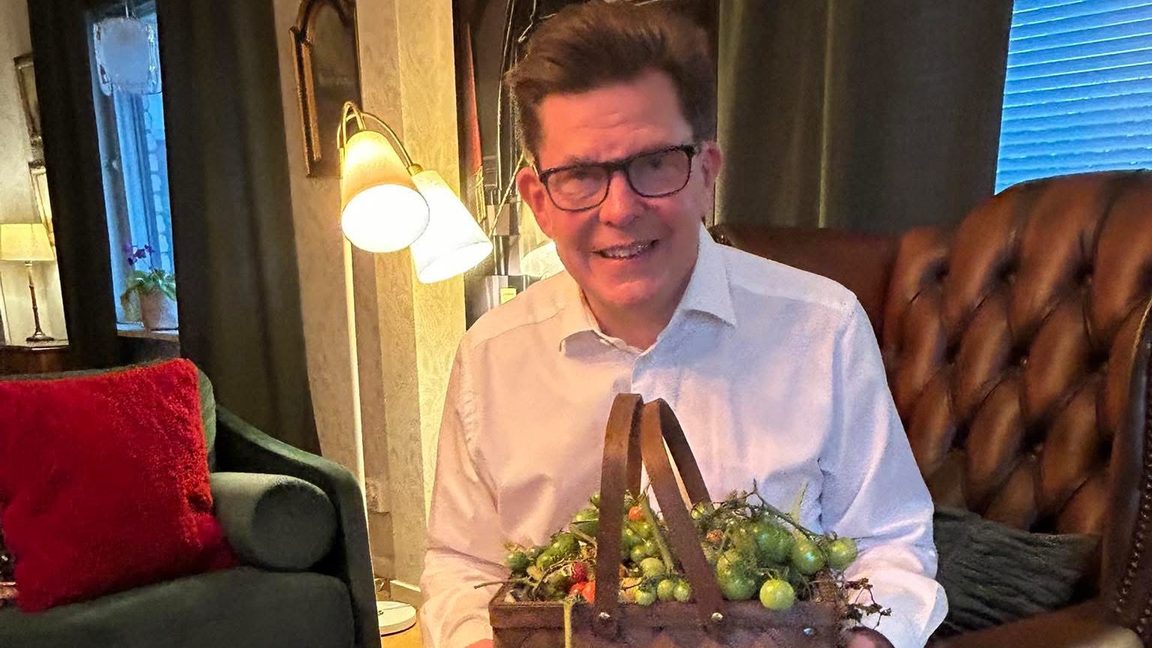 När Norlén har blivit folkkär bland annat för sina tomater, har de som diskuterats som ersättare ägnat sig åt politisk tomatkastning. Foto: Skärmdump/Facebook