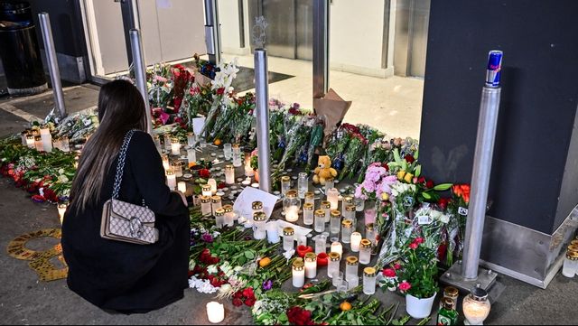 Blommor och ljus i parkeringshuset där C Gambino sköts till döds i juni. Foto: Björn Larsson Rosvall/TT