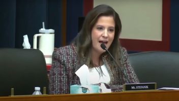 Elise Stefanik (R) under utfrågningen i kongressen den 5 december 