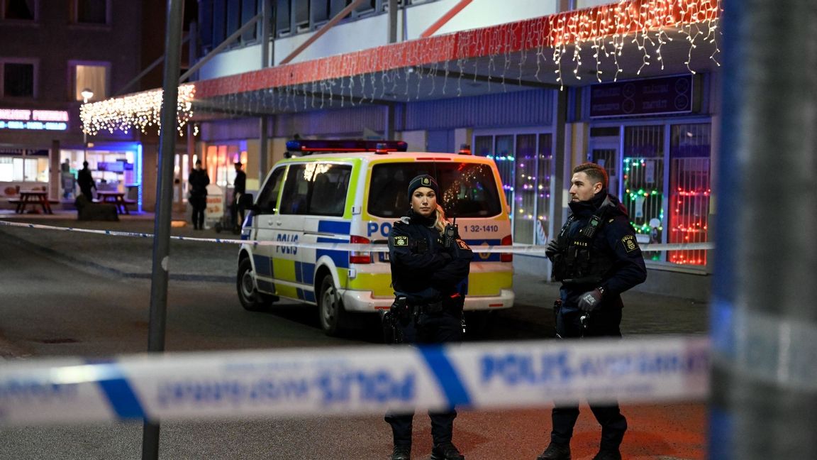 Polisen är på plats och har satt upp avspärrningar i Skogås. Foto: Jessica Gow / TT