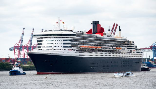 Kryssningsfartyget Queen Mary 2 i hamnen i tyska Hamburg 2023. Foto: Daniel Bockwoldt/DPA via AP/TT