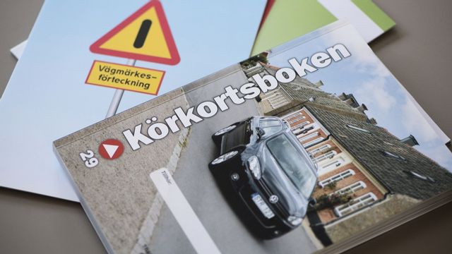 Körkortsboken och vägmärkesbeteckning används som litteratur. Arkivbild. Foto: Fredrik Sandberg/TT