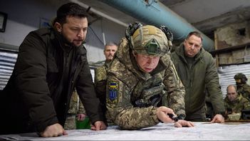 Zelenskyj (vä) har avkedat Ukrainas ÖB Oleksandr Syrskyj (mitt) Foto: President Of Ukraine, public domaine 
