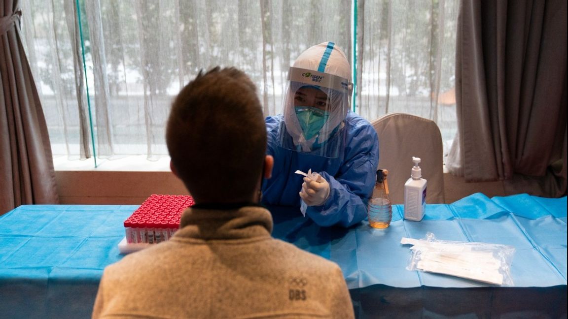 En tekniker testas för coronaviruset på ett OS-hotell i Peking. Foto: Jae C. Hong/AP/TT