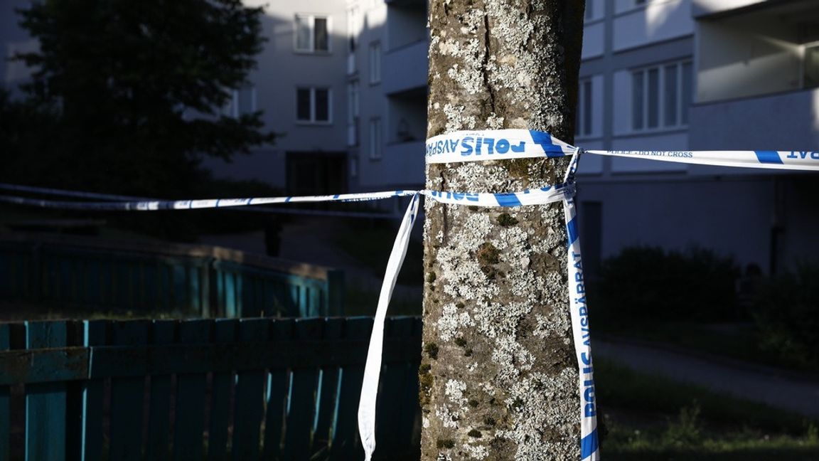 Polis och ambulans larmades till en lägenhet i området Blombacka vid 04-tiden på tisdagsmorgonen. Foto: Mickan Mörk/TT.