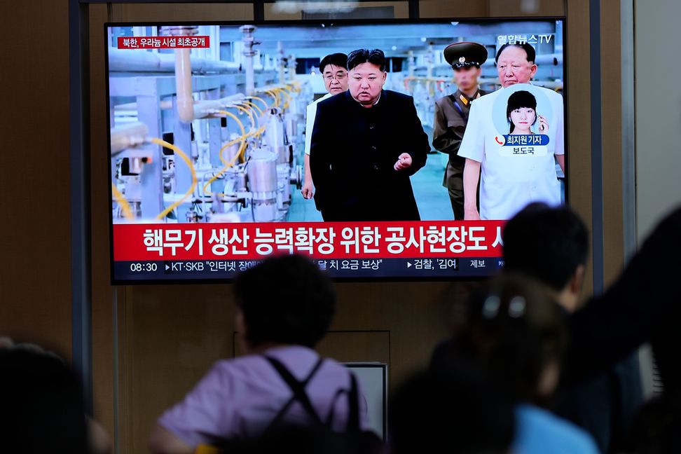 En tv-skärm som uppges visa Nordkoreas diktator Kim Jong-Un vid ett besök i en anläggning som anrikar uran för kärnvapen i september i fjol. Foto: Lee Jin-Man/AP/TT