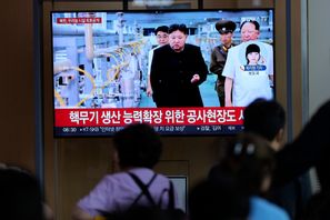 En tv-skärm som uppges visa Nordkoreas diktator Kim Jong-Un vid ett besök i en anläggning som anrikar uran för kärnvapen i september i fjol. Foto: Lee Jin-Man/AP/TT