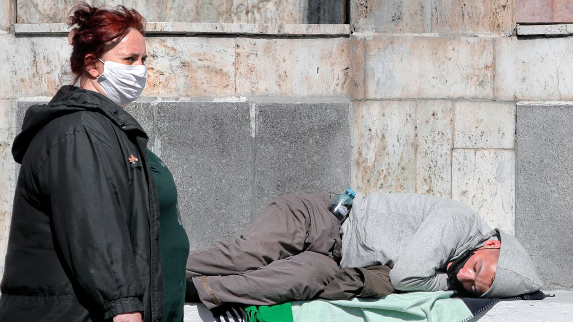 En hemlös man med munskydd i Bukarest. Nu får de hemlösa i Rumänien bättre könummer i vaccinkön. Arkivbild. Foto: Vadim Ghirda/AP/TT.