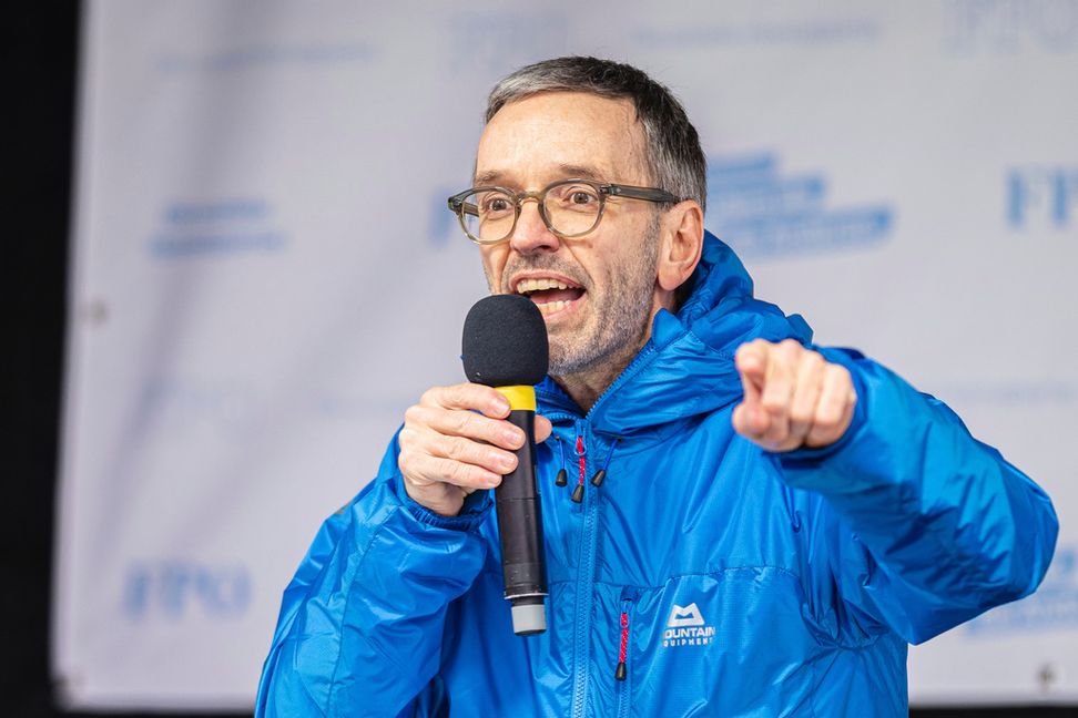 Herbert Kickl, ledare för Frihetspartiet (ÖFP), talar under en demonstration mot österrikiska pandemirestriktioner i Wien i december 2021. Florian Schroetter/AP/TT