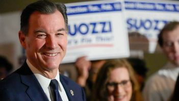 Demokraten Tom Suozzi tar skandalomsusade George Santos plats i USA:s representanthus. Arkivbild. Foto: MARY ALTAFFER/AP/TT