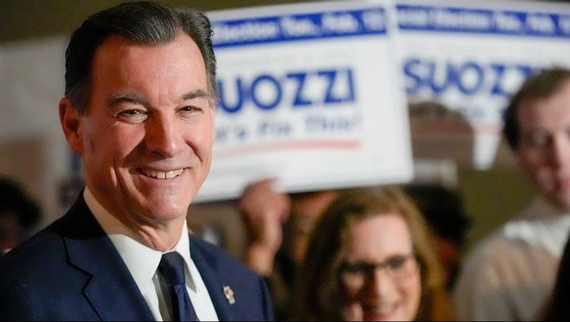 Demokraten Tom Suozzi tar skandalomsusade George Santos plats i USA:s representanthus. Arkivbild. Foto: MARY ALTAFFER/AP/TT