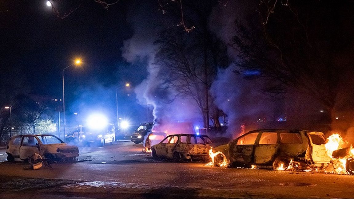 Bilar i brand i natt på Von Rosens väg vid Rosengårdsskolan. Foto: Johan Nilsson/TT