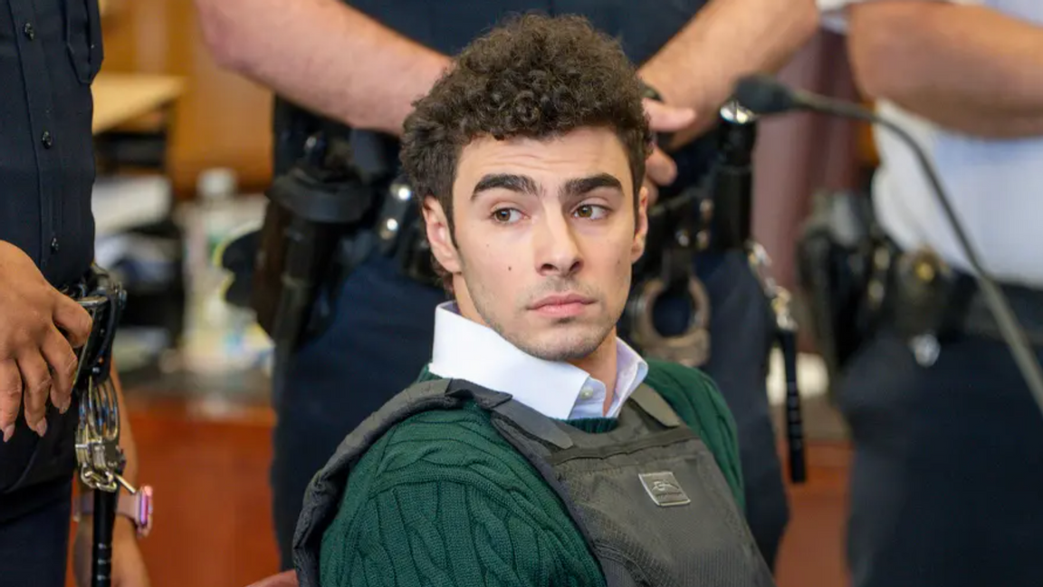 Luigi Mangione är åtalad för mordet på UnitedHealth-vd:n Brian Thompson. Thompson sköts ihjäl på Manhattan december 2024. Foto: Steven Hirsch/AP/TT