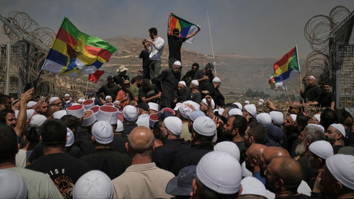Israeliska druser demonstrerar till stöd för sina trosfränder i Syrien. Foto: Leo Correa / TT