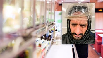 Sajad Alhaywi saknade uppehållstillstånd när han tafsade och sparkade på den kvinnliga tågvärden. På grund av utåtagerande beteende beslutade polis att sätta på honom en så kallad spotthuva i samband med gripandet. Foto: SJ/Polisen