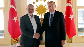 Ismael Haniyeh och Recep Tayyip Erdogan skakar hand innan deras möte i Istanbul 2020. Foto: AP/TT